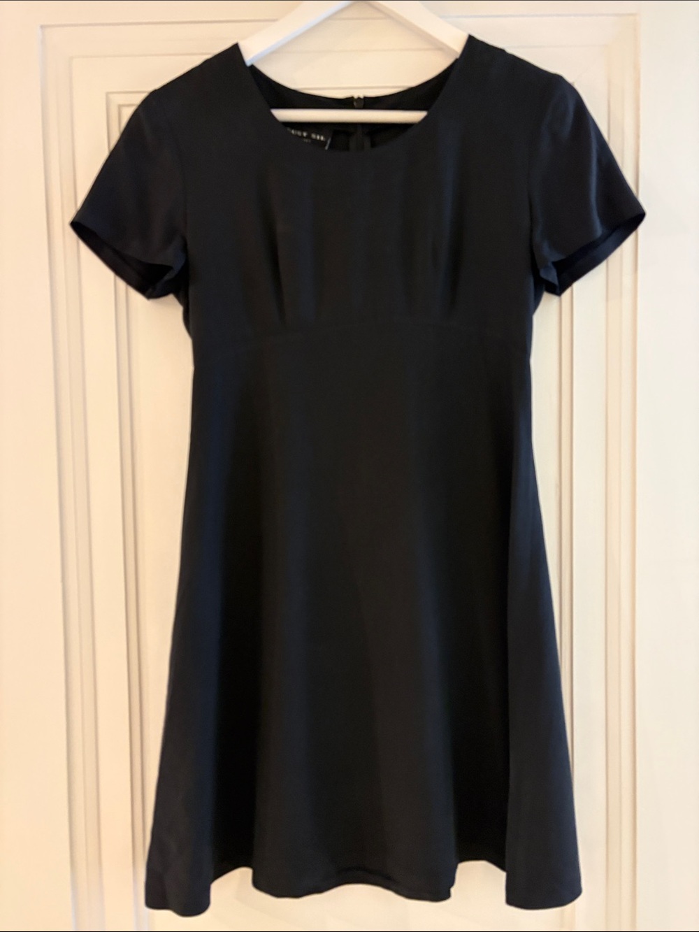 Classic Soft Black Silk Short-Sleeve Fit-and-Flare Dress Women’s 2 Petite